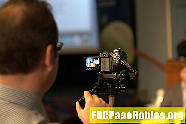 Paano Maglipat ng Video Mula sa isang Digital Camcorder sa isang DVD Recorder